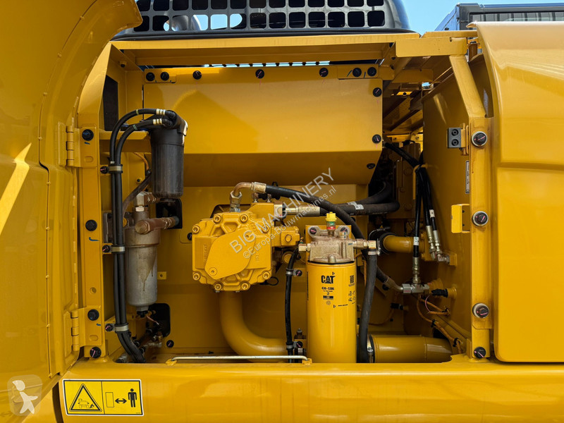 Lopatový nakládač Caterpillar 3