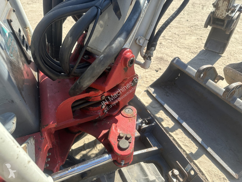 Excavadora Takeuchi 3 buckets