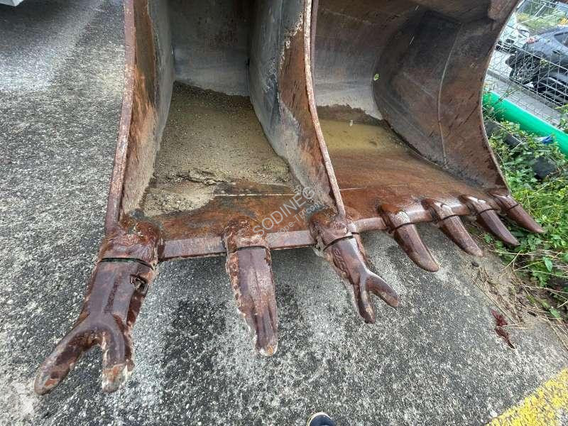 Escavadora Hitachi ZX225USLC-3