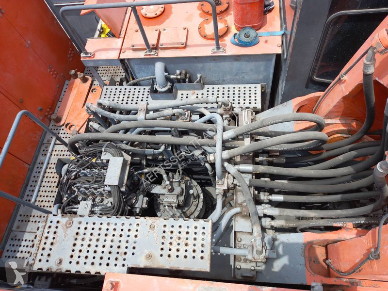 Excavator Hitachi Longreach 28m (Abu Dhabi)