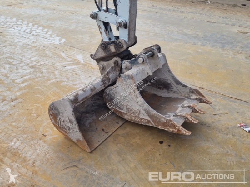 Escavadora Takeuchi TB240