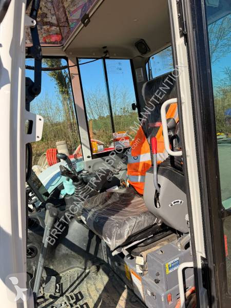 Rýpadlo Takeuchi TB370