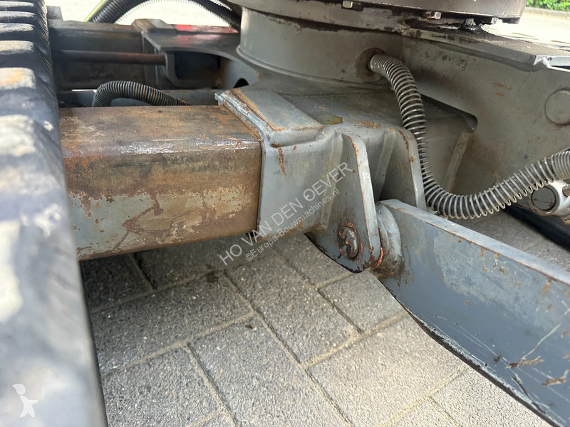 جرافة Takeuchi TB216