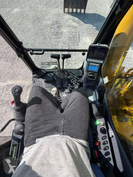 جرافة Komatsu PC210-11E0