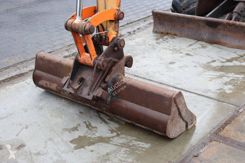 جرافة Hitachi 02