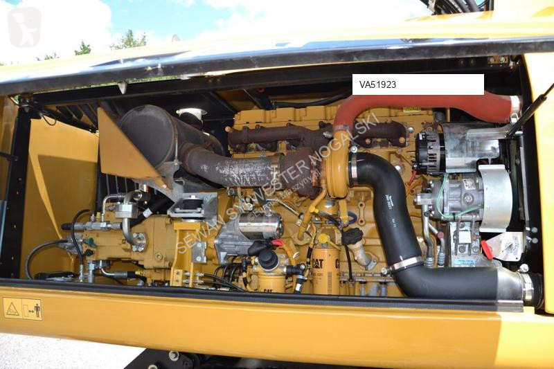 Lopatový nakládač Caterpillar 318 D