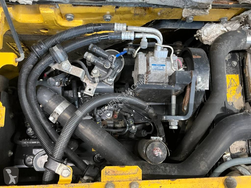 Багер Komatsu MR8