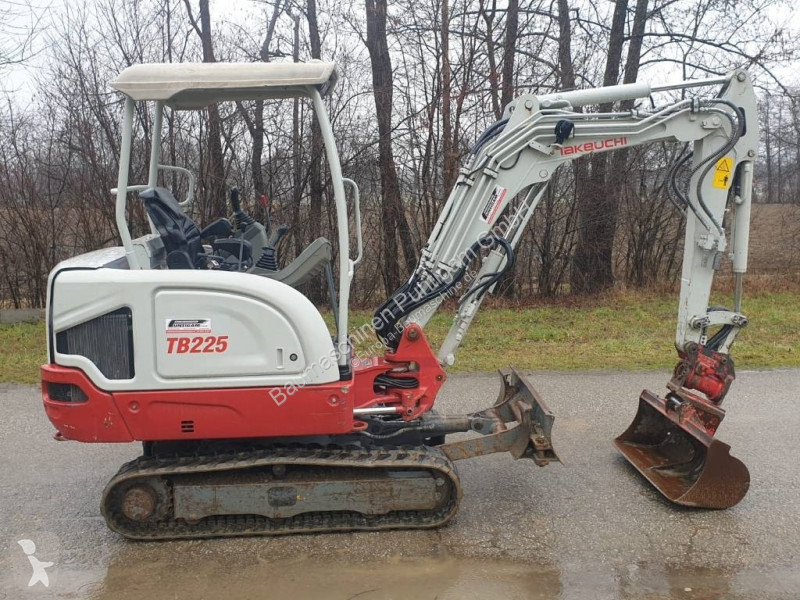 Escavadora Takeuchi TB 225