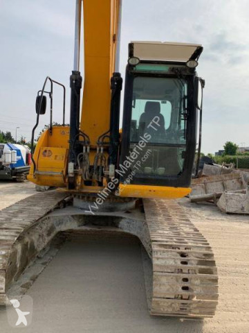 Pelle sur chenilles JCB