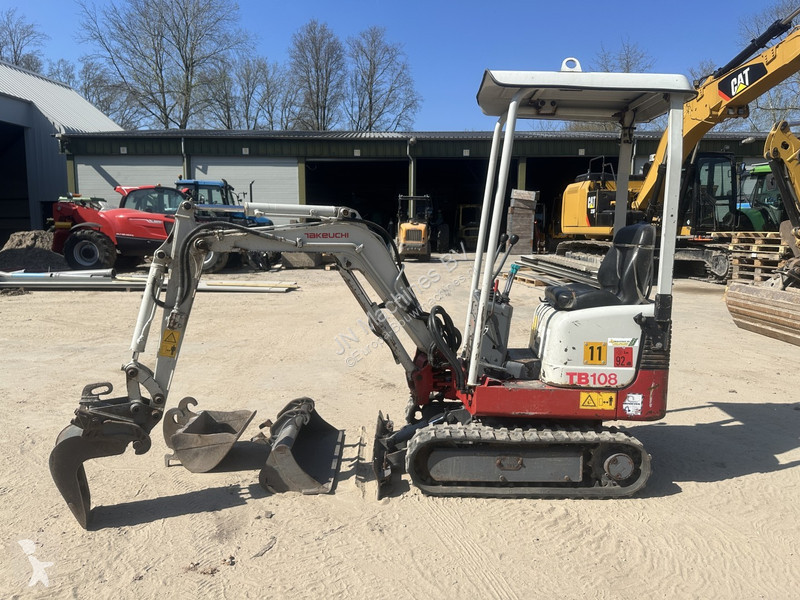 Excavadora Takeuchi 3 buckets