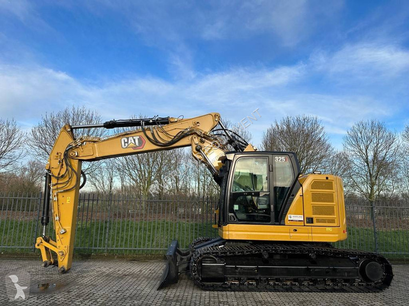 Graafmachine Caterpillar 325 with dozerblade...