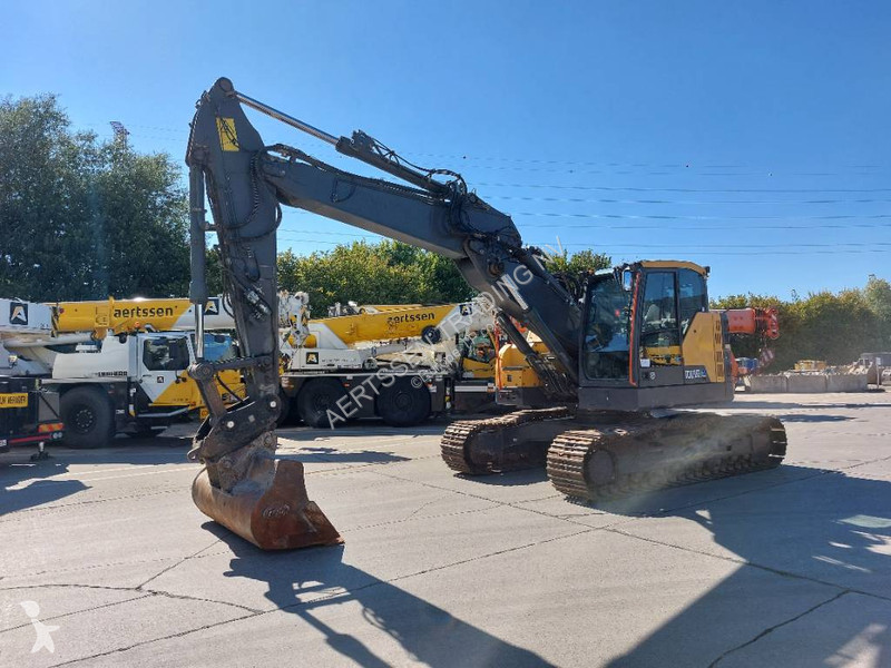 Escavadora Volvo ECR 235 E