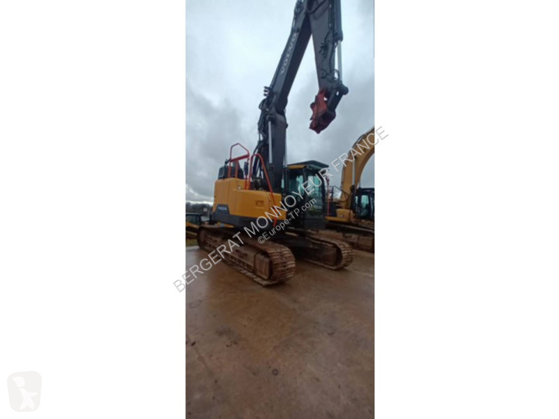 Багер Volvo ECR235