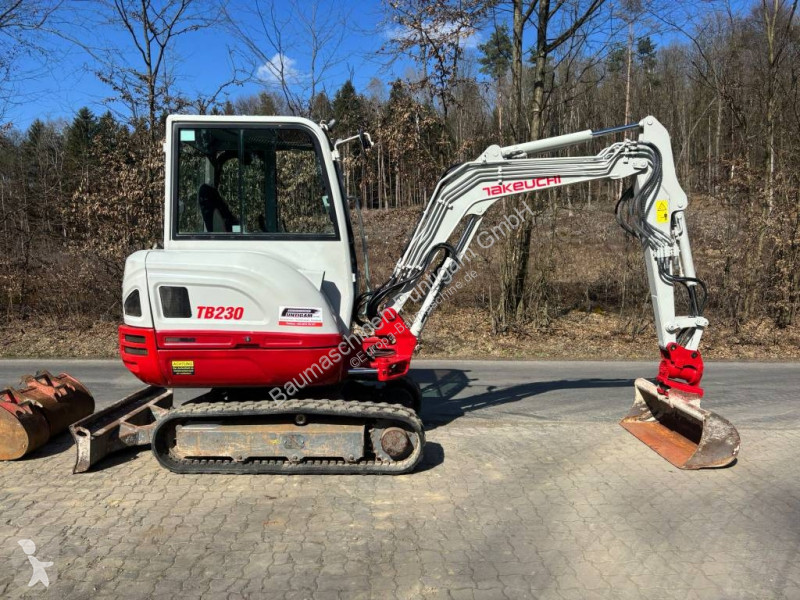 جرافة Takeuchi 230