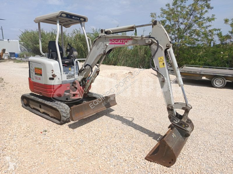 Escavadora Takeuchi with 3 excavator buckets