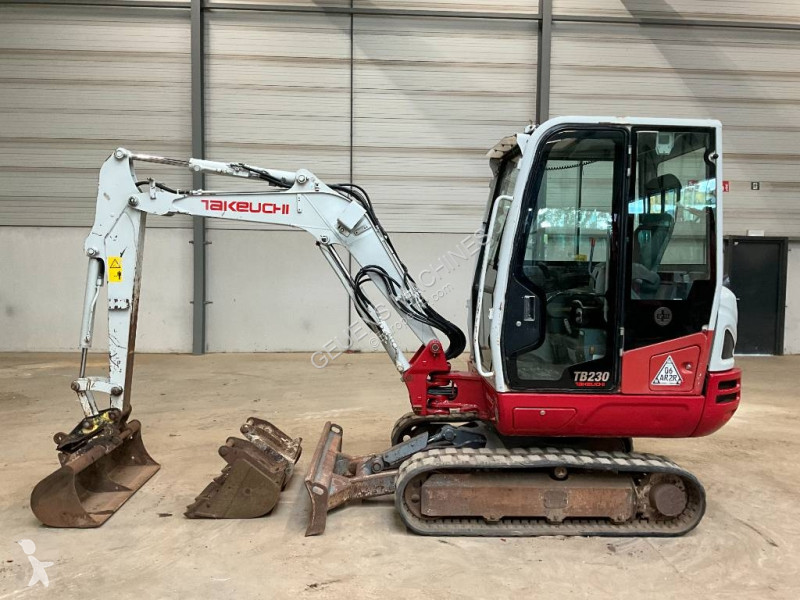Lopatový nakládač Takeuchi 230