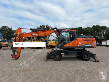 Pelle sur pneus Doosan