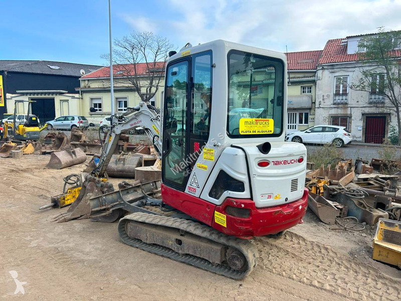 جرافة Takeuchi TB 225