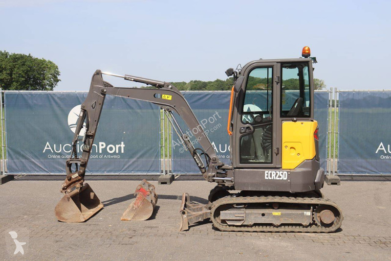 جرافة Volvo ECR25D