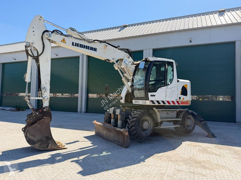 Lopatový nakládač Liebherr A Compact Outriggers...
