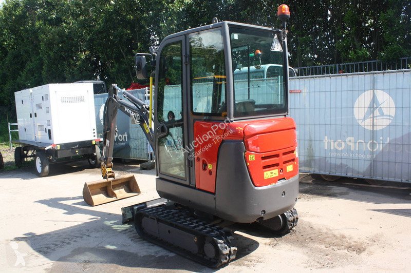 جرافة Volvo EC18D