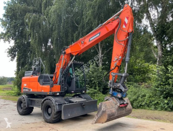 Pelle sur pneus Doosan