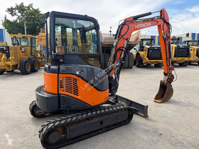 Excavadora Hitachi ZX38U .