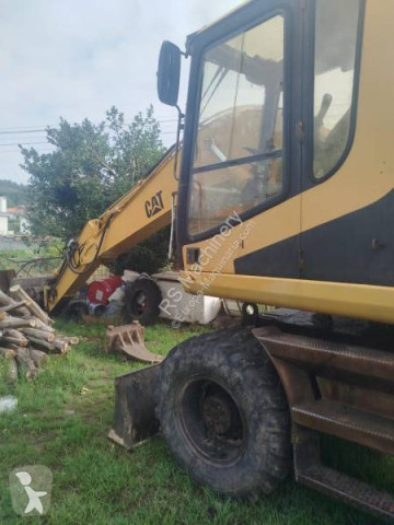 Graafmachine op banden Caterpillar