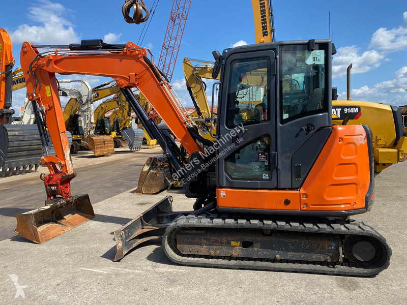 Экскаватор Hitachi ZX65U .