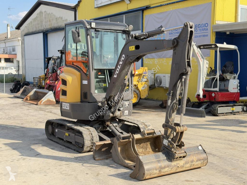 جرافة Volvo ECR25D