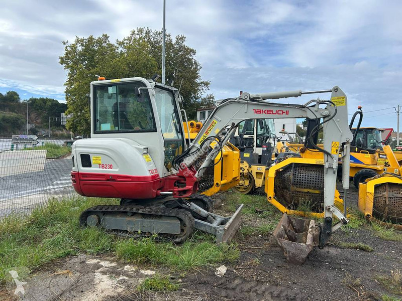 Pelle Takeuchi 230