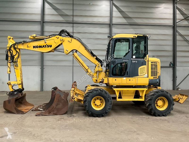 Багер Komatsu MR8