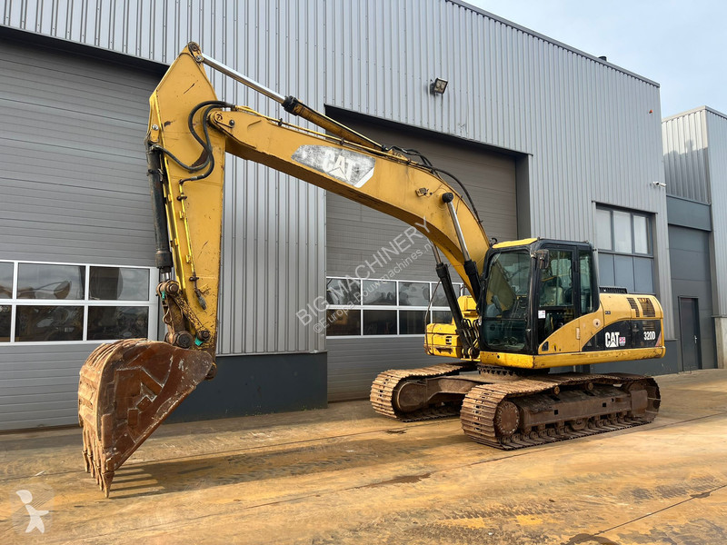 Excavator Caterpillar - bucket with teeth