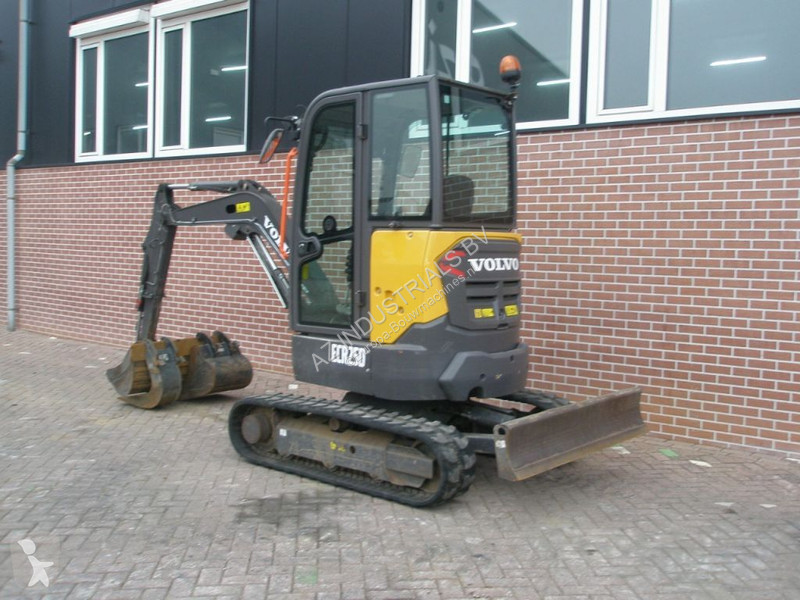 Lopatový nakládač Volvo ECR25D