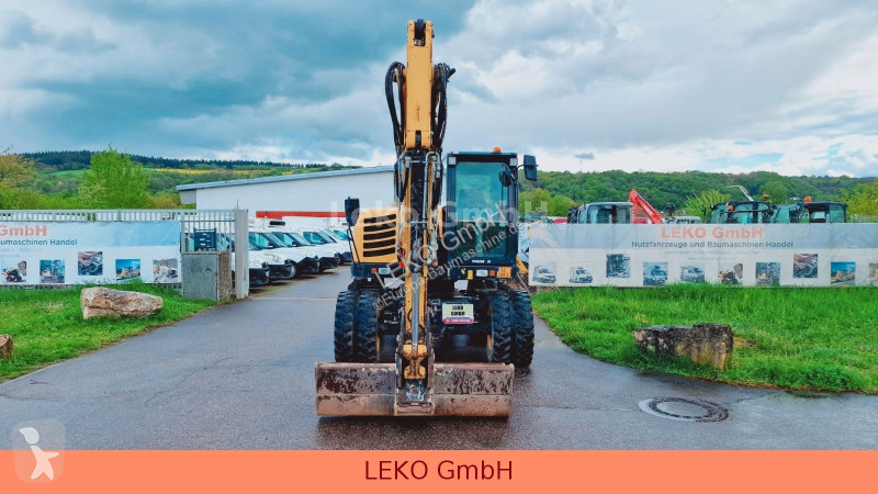 جرافة Yanmar B 95W Mit Drei Löffeln und Ein Hammer
