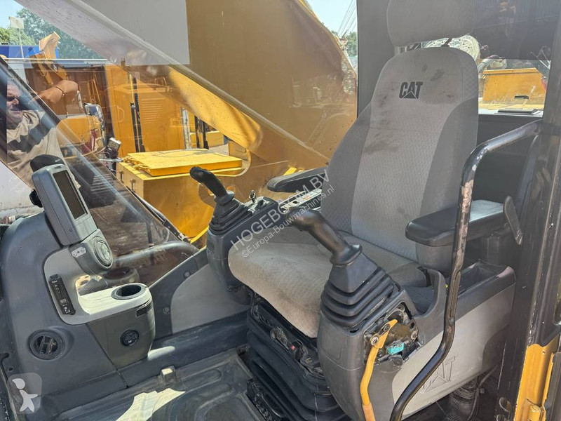 Escavatore Caterpillar L