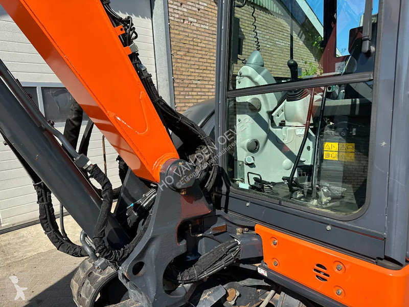 Escavadora Hitachi ZX65USB-5A CLR