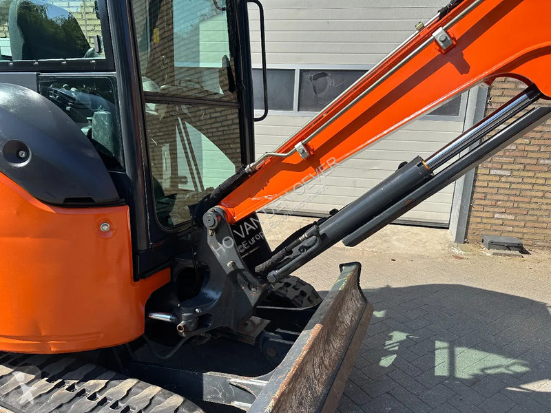 Escavadora Hitachi ZX26U-6CR