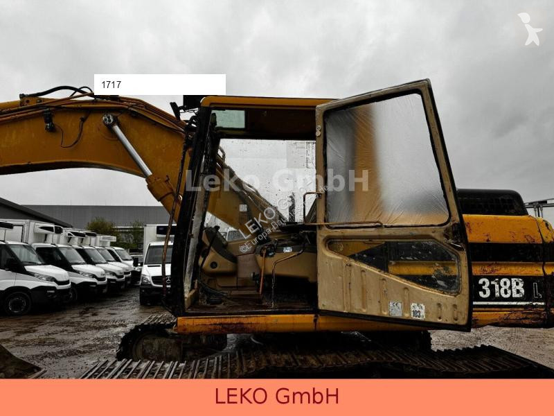 Escavatore Caterpillar 318B Mit Zwei Löffeln