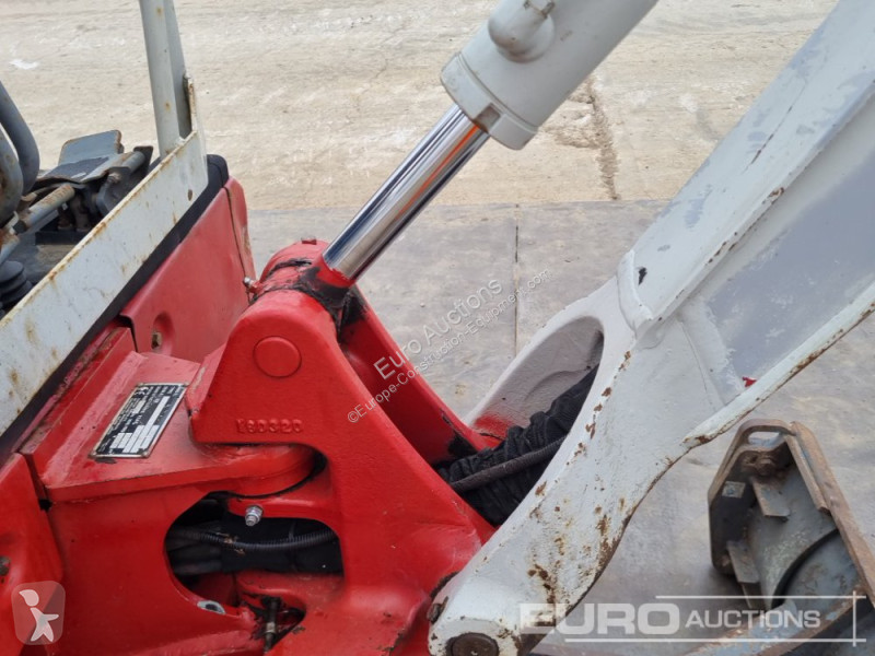 Escavadora Takeuchi TB215