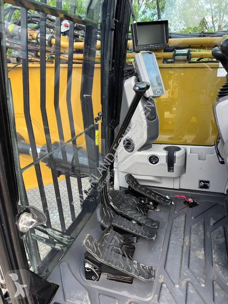 Rýpadlo Caterpillar UHD adjustable undercarriage