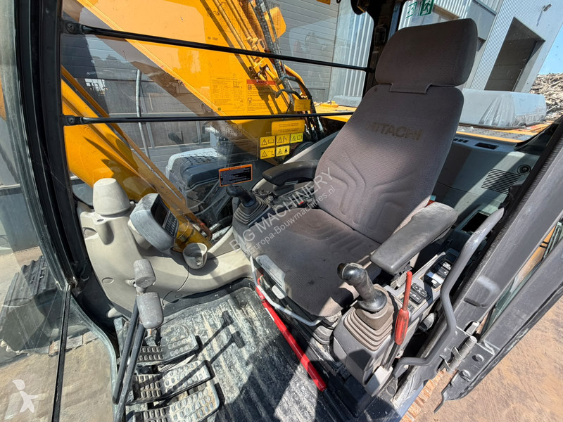 Lopatový nakládač Hitachi 3