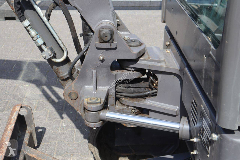 جرافة Volvo ECR25D