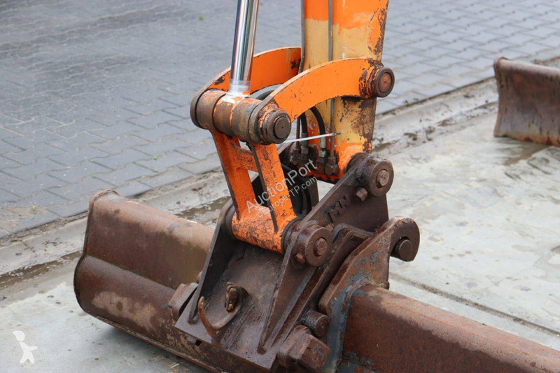 جرافة Hitachi 02