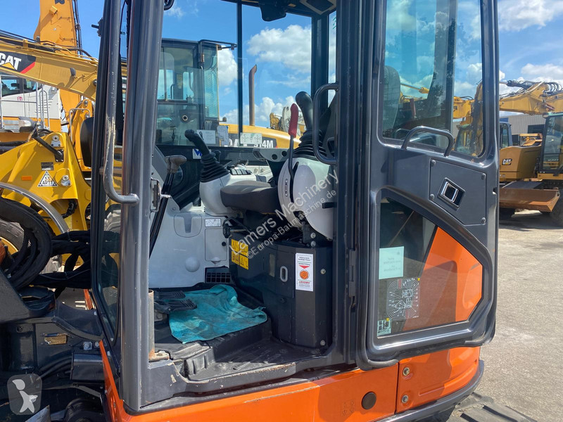Экскаватор Hitachi ZX65U .