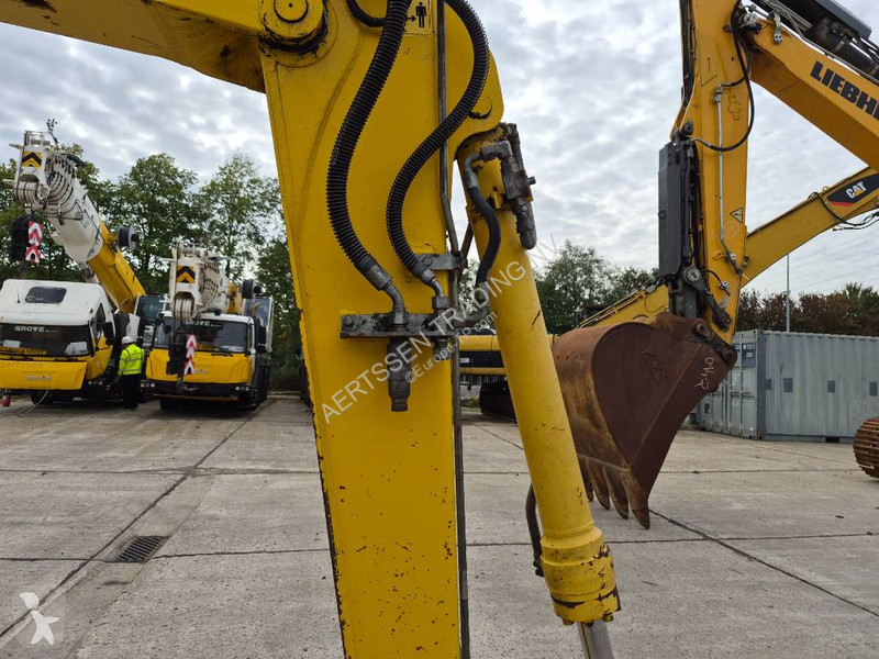 Экскаватор Komatsu MR8