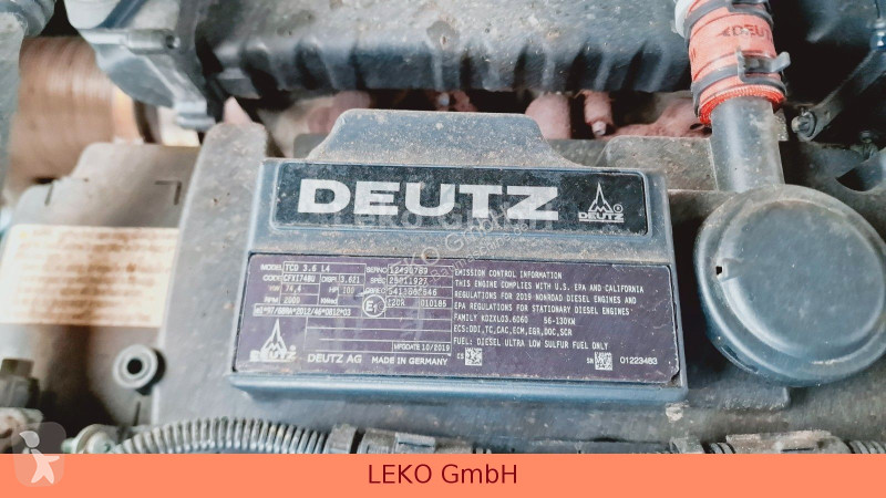 جرافة Yanmar B 95W Mit Drei Löffeln und Ein Hammer