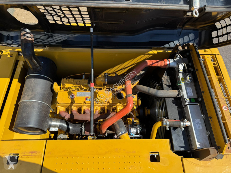 Lopatový nakládač Caterpillar 3