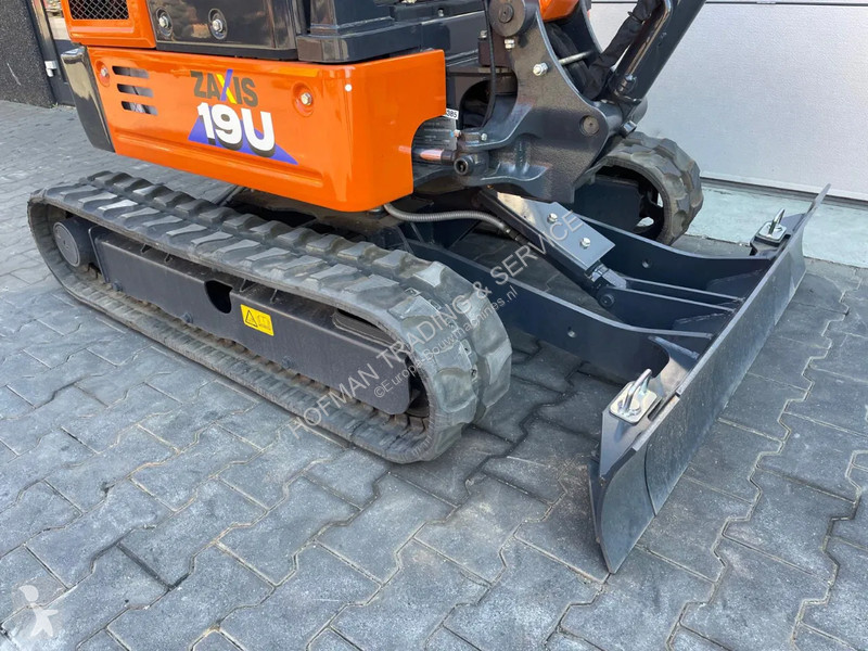Escavadora Hitachi ZX19-6