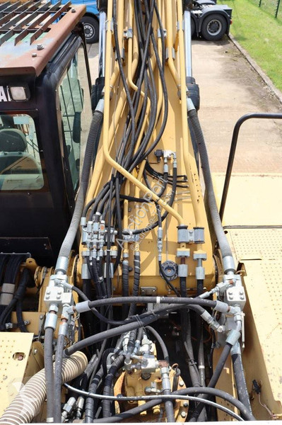 جرافة Caterpillar UHD